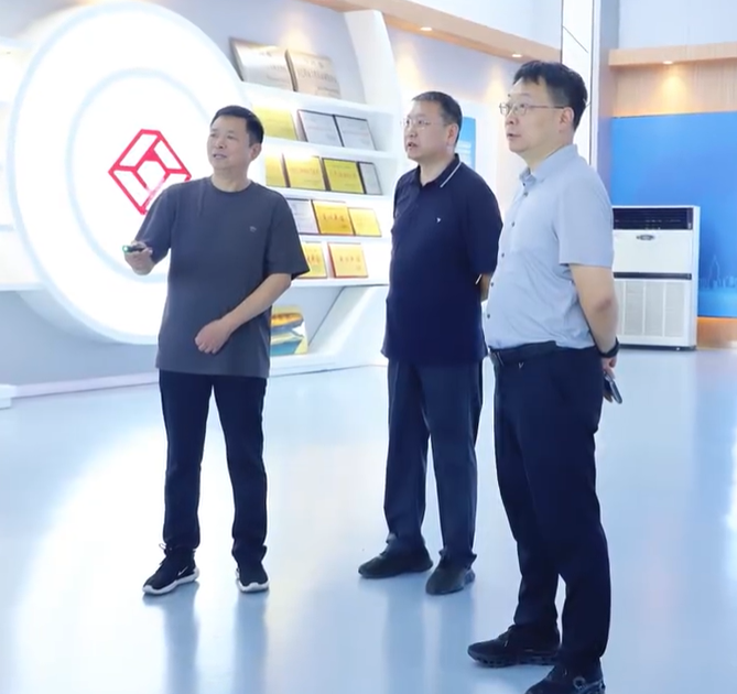 中交養(yǎng)護集團專家考察安陽文明大道路面再生作業(yè)現(xiàn)場，以及許昌已經(jīng)通車的許都路、魏文路、建安大道、帝豪路和許繼大道等再生路面，歡迎全國各地專家領導蒞臨德通路面再生列車作業(yè)現(xiàn)場指導交流。