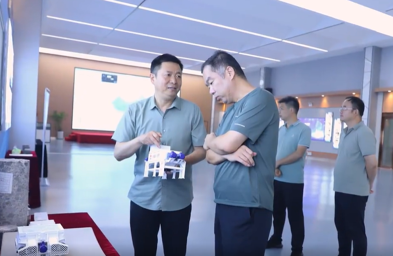 我國知名路面再生技術專家、東南大學趙永利教授，江西省交投技術顧問許兵蒞臨許昌，考察指導德通路面再生列車研發(fā)和成果推廣工作，幫助德通路面再生團隊把產(chǎn)品研發(fā)的更好、把應用場景打造的更好， 更好的引領路面再生行業(yè)技術進步