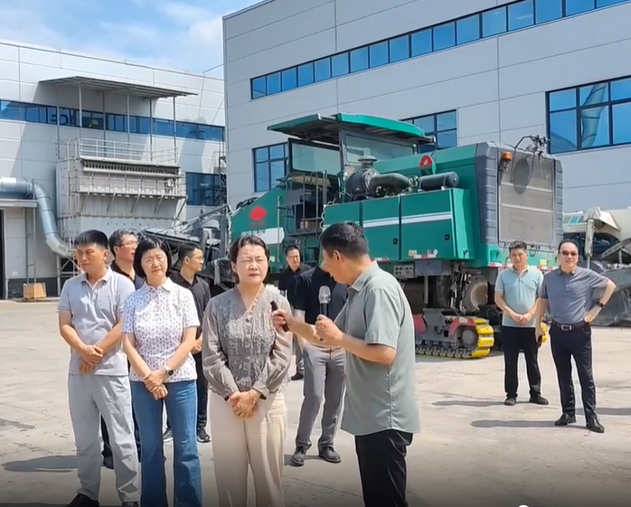 河南省交通運(yùn)輸廳科技處陳芳處長(zhǎng)帶隊(duì)蒞臨許昌，調(diào)研德通路面再生列車(chē)研發(fā)和應(yīng)用成果，廳建設(shè)技術(shù)中心、省交通投資集團(tuán)許昌分公司、許昌繞城高速公路公司等主要負(fù)責(zé)同志陪同調(diào)研。